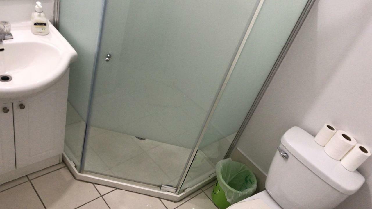 Monthly University Apartment-Elizabeth トロント エクステリア 写真
